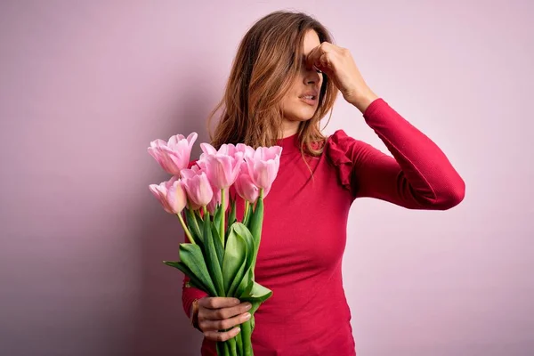 Young Beautiful Brunette Woman Holding Bouquet Pink Tulips Isolated Background — Stock Photo, Image