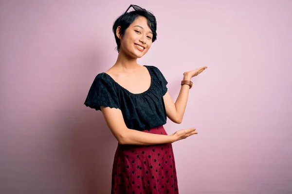 Joven Hermosa Chica Asiática Con Vestido Casual Pie Sobre Fondo — Foto de Stock