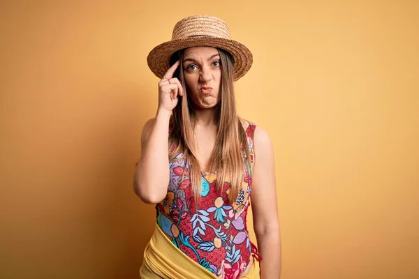 Jovem Mulher Loira Bonita Vestindo Maiô Chapéu Verão Sobre Fundo — Fotografia de Stock