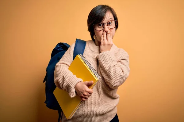 Νεαρή Κάτω Σύνδρομο Φοιτήτρια Γυναίκα Φορώντας Γυαλιά Και Σχολείο Πίσω — Φωτογραφία Αρχείου