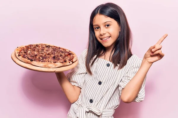 Gyönyörű Gyermek Lány Kezében Olasz Pizza Meglepett Egy Ötlettel Vagy — Stock Fotó