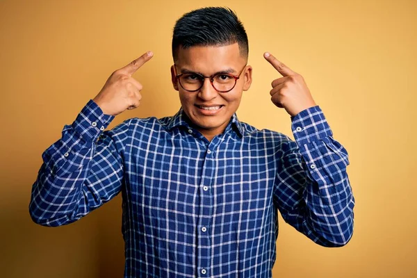 Homem Latino Bonito Jovem Vestindo Camisa Casual Óculos Sobre Fundo — Fotografia de Stock