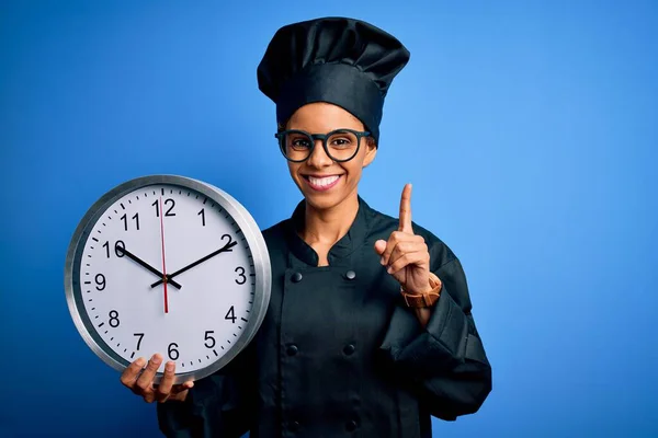 Mujer Panadera Afroamericana Con Uniforme Cocina Sombrero Haciendo Cuenta Regresiva —  Fotos de Stock