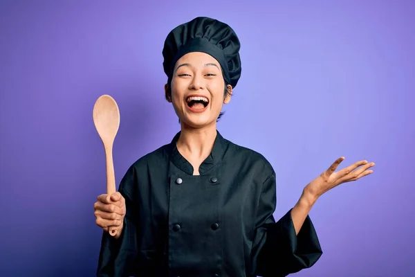 Junge Schöne Chinesische Köchin Mit Kochuniform Und Hut Die Einen — Stockfoto