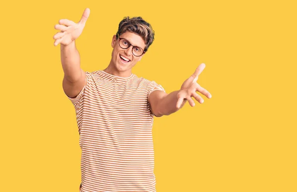 Homem Bonito Jovem Vestindo Roupas Casuais Óculos Olhando Para Câmera — Fotografia de Stock