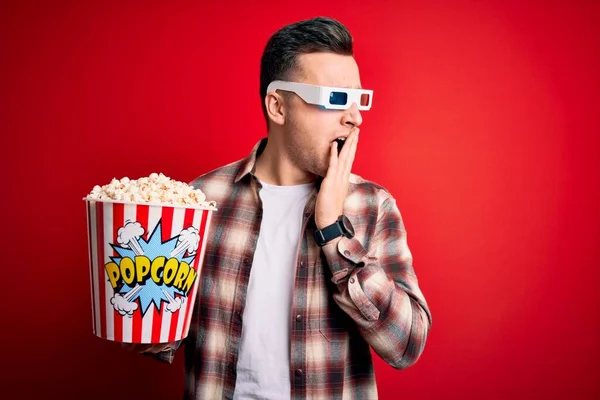 Junge Gutaussehende Kaukasische Mann Mit Filmbrille Und Essen Popcorn Gelangweilt — Stockfoto