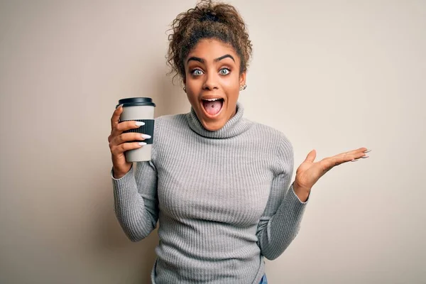 Fiatal Afro Amerikai Lány Iszik Csésze Elvitelre Kávé Fehér Háttér — Stock Fotó