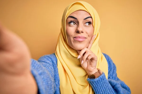 Молода Красива Брюнетка Арабська Жінка Ісламському Хіджабі Робить Селфі Камеру — стокове фото