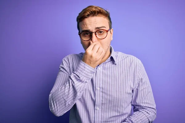 Giovane Bel Rossa Uomo Indossa Camicia Casual Occhiali Sfondo Viola — Foto Stock