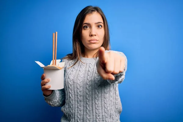 Young Woman Eating Asian Noodles Take Away Box Using Chopstick — Stock Photo, Image