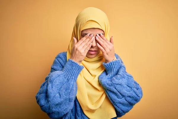 Junge Schöne Brünette Muslimin Mit Arabischem Hijab Vor Isoliertem Gelben — Stockfoto