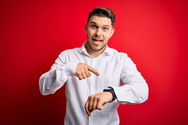 Jovem Homem Negócios Com Olhos Azuis Vestindo Camisa Elegante Sobre — Fotografia de Stock