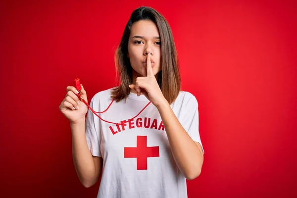 Jeune Belle Fille Brune Sauveteuse Portant Shirt Avec Croix Rouge — Photo