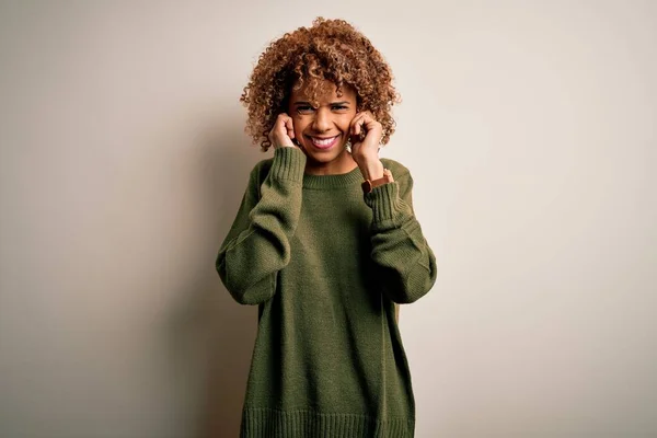 Hermosa Mujer Afroamericana Con Pelo Rizado Usando Suéter Casual Sobre — Foto de Stock