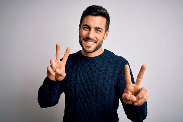 Homem Bonito Jovem Com Barba Vestindo Camisola Casual Sobre Fundo — Fotografia de Stock