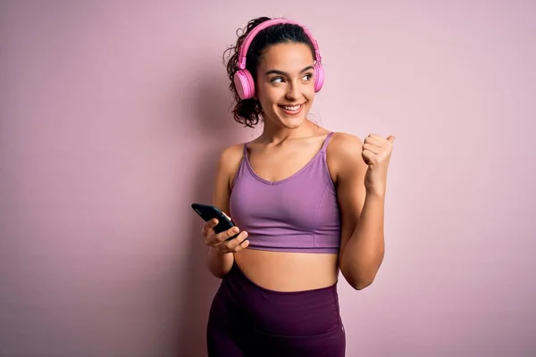 Kıvırcık Saçlı Spor Yapan Müzik Dinleyen Akıllı Telefon Kulaklık Takan — Stok fotoğraf