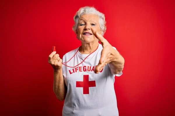 Senior Vackra Gråhåriga Livräddare Kvinna Bär Shirt Med Rött Kors — Stockfoto