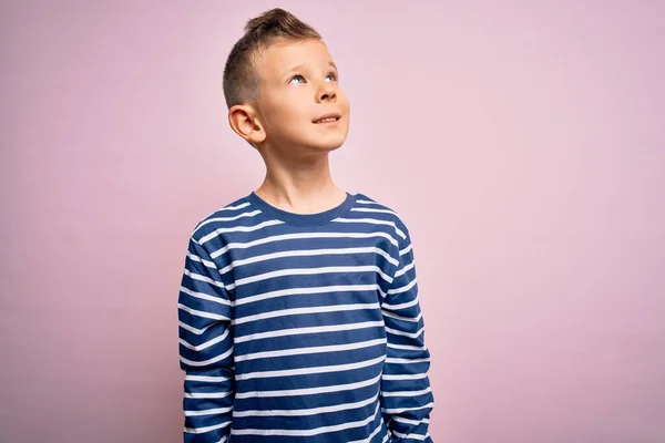 Giovane Bambino Caucasico Con Gli Occhi Azzurri Che Indossa Camicia — Foto Stock