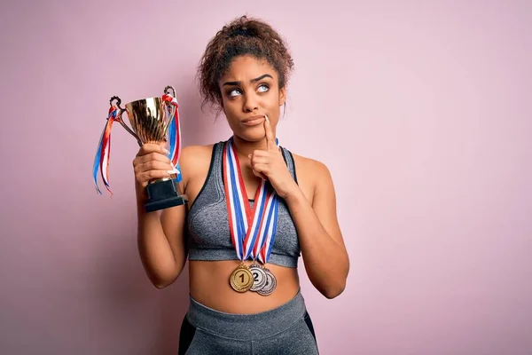 Jovem Afro Americana Menina Desportiva Fazendo Esporte Ganhando Medalhas Troféu — Fotografia de Stock