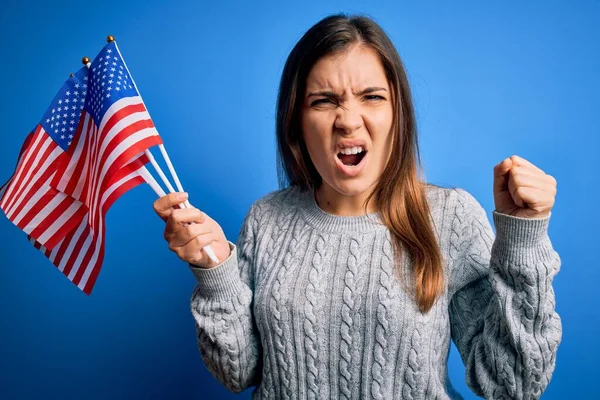 Jonge Patriottische Vrouw Met Amerikaanse Vlag Onafhankelijkheidsdag Juli Blauwe Achtergrond — Stockfoto