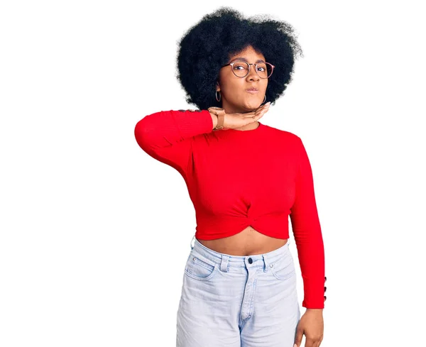 Młoda Afroamerykanka Luźnych Ciuchach Okularach Poderżnięta Dłonią Jak Nóż Grozi — Zdjęcie stockowe