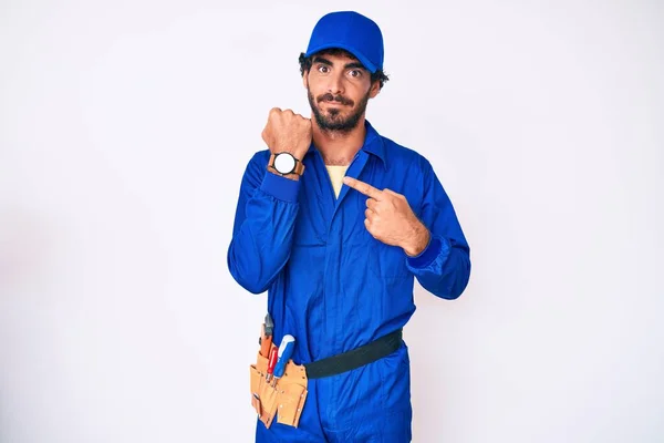 Bonito Jovem Com Cabelo Encaracolado Urso Weaing Handyman Uniforme Com — Fotografia de Stock