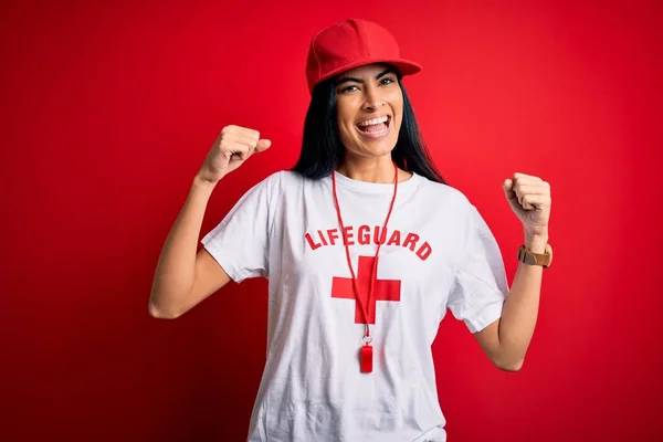 Joven Hermosa Salvavidas Hispana Con Camiseta Salvaguardia Silbato Celebrando Sorprendida — Foto de Stock