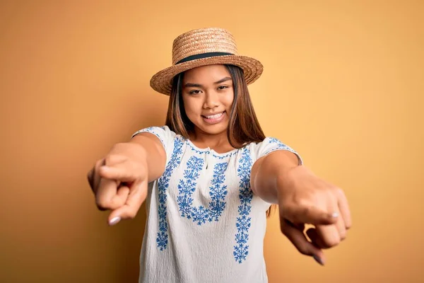 Junge Schöne Asiatische Mädchen Lässigem Shirt Und Hut Vor Gelbem — Stockfoto