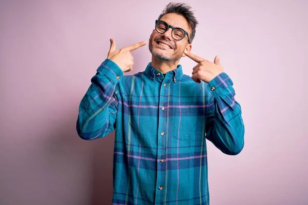 Homem Bonito Jovem Vestindo Camisa Casual Óculos Sobre Fundo Rosa — Fotografia de Stock