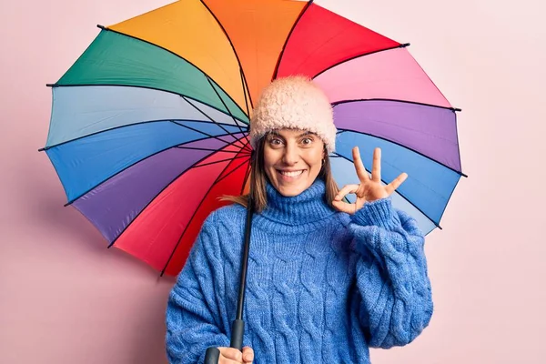 指でOkサインを行うカラフルな傘を持っている若い美しい女性 笑顔優しいジェスチャー優れたシンボル — ストック写真