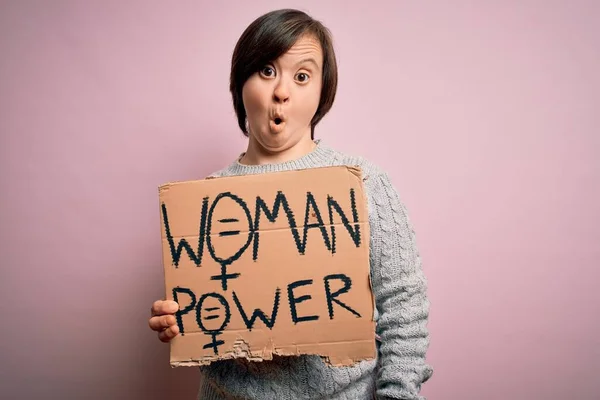 Jovem Para Baixo Mulher Síndrome Segurando Mulheres Poder Protesto Banner — Fotografia de Stock