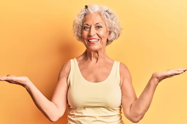 Donna Anziana Dai Capelli Grigi Indossa Abiti Casual Sorridente Mostrando — Foto Stock
