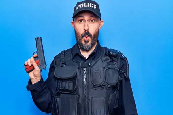 Junger Gutaussehender Mann Polizeiuniform Mit Pistole Der Hand Verängstigt Und — Stockfoto