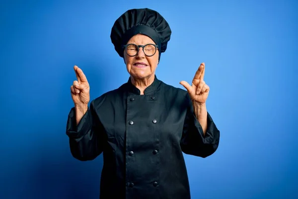 Senior Vacker Gråhårig Kock Kvinna Bär Spis Uniform Och Hatt — Stockfoto