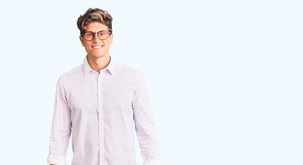 Joven Hombre Guapo Con Ropa Negocios Gafas Con Una Sonrisa —  Fotos de Stock