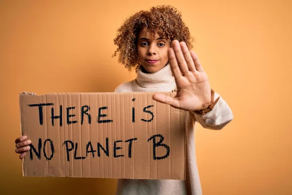 Afroamerikanische Aktivistin Fordert Umwelt Hält Banner Mit Planetenbotschaft Mit Offener — Stockfoto