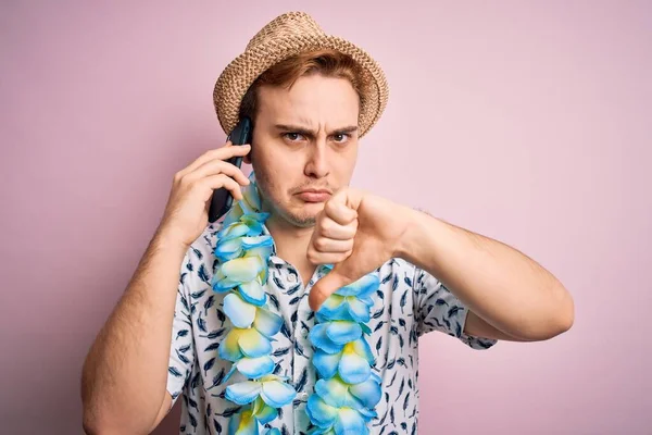 Jongeman Vakantie Met Hoed Hawaïaanse Lei Gesprek Smartphone Met Boos — Stockfoto