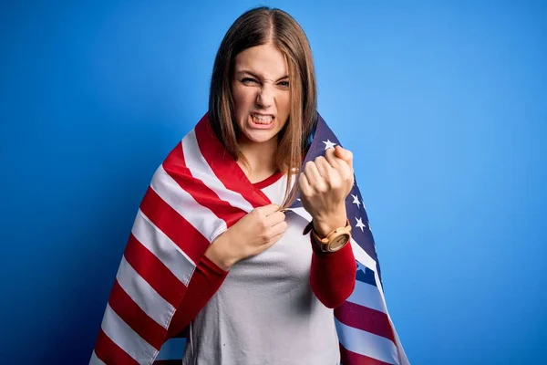 Joven Hermosa Pelirroja Patriótica Con Bandera Los Estados Unidos Sobre —  Fotos de Stock