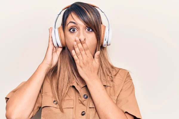 Ung Vacker Kvinna Lyssnar Musik Med Hörlurar Som Täcker Munnen — Stockfoto