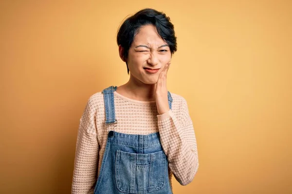 Jong Mooi Aziatisch Meisje Dragen Casual Denim Overalls Geïsoleerde Gele — Stockfoto