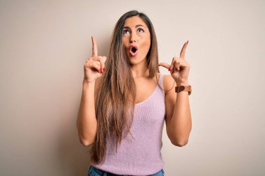 Genç, güzel, esmer, uzun saçlı bir kadın izole bir arka planda duruyordu. Şaşırmış ve şaşırmıştı. Parmaklarıyla işaret ediyor ve kollarını kaldırıyordu..