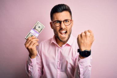 Elinde 20 dolarlık banknotlar tutan genç bir iş adamı öfkeli ve bıkkın bir şekilde bağırıyor, çıldırıyor ve el kaldırarak bağırıyor.