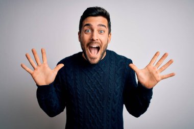 Sakallı, sıradan bir süveter giyen genç yakışıklı adam beyaz arka planda çılgınca kutlama yapıyor ve kollarını kaldırıp heyecanla haykırarak başarıyı kutluyor. Kazanan konsept