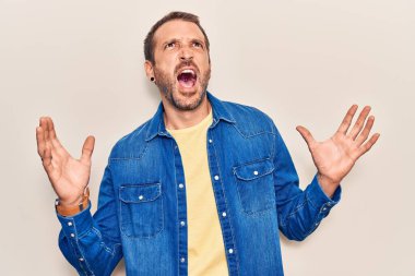 Genç, yakışıklı, sıradan kıyafetler giyen çılgın ve deli gibi bağıran agresif bir ifade ve kollarla bağıran bir adam. hüsran kavramı. 