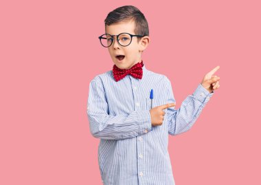 İnek papyonu takan, gözlüklü, gülümseyen ve kameraya bakan sevimli sarışın çocuk.. 