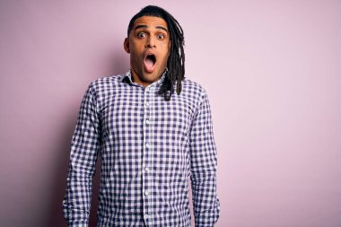 Rastgele gömlek giyen Afro-Amerikan genç yakışıklı adam şaşkınlık ve şaşkınlık ifadesi, korku ve heyecan dolu yüz ifadesiyle korkmuş ve şok olmuştu..