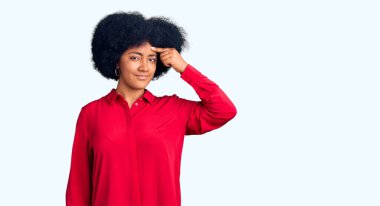 Genç Afro-Amerikalı sıradan kıyafetler giyen, alnındaki sivilceden memnun olmayan siyah noktalı çirkin bir enfeksiyon gösteren bir kız. sivilce ve deri problemi 