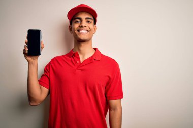 Genç ve yakışıklı Afro-Amerikan teslimatçı elinde akıllı bir telefonla ekranda mutlu bir yüz uygulaması gösteriyor ve gülümseyerek dişlerini gösteriyor.