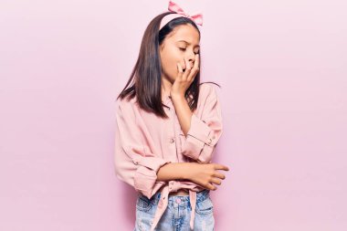 Gündelik kıyafetler giyen güzel bir kız çocuğu esnemekten sıkılmış, ağzıyla ağzını kapatmaktan sıkılmış. Huzursuz ve uykulu.. 