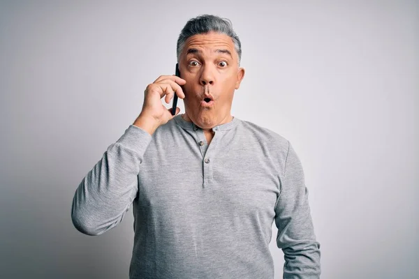 Orta Yaşlı Yakışıklı Gri Saçlı Akıllı Telefonla Konuşan Şaşırmış Korku — Stok fotoğraf